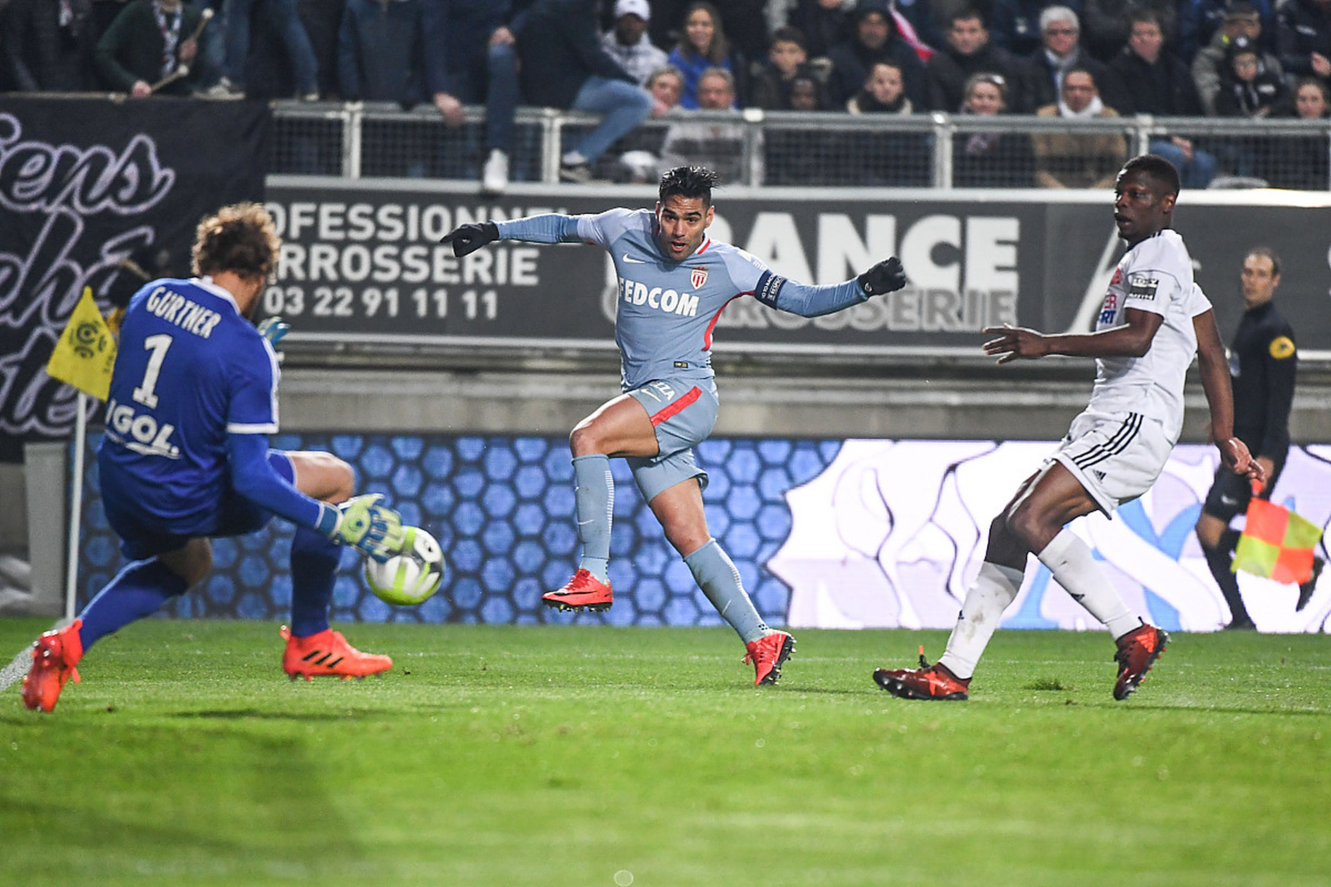 亚眠主场憾负维尔山特，失去主场优势