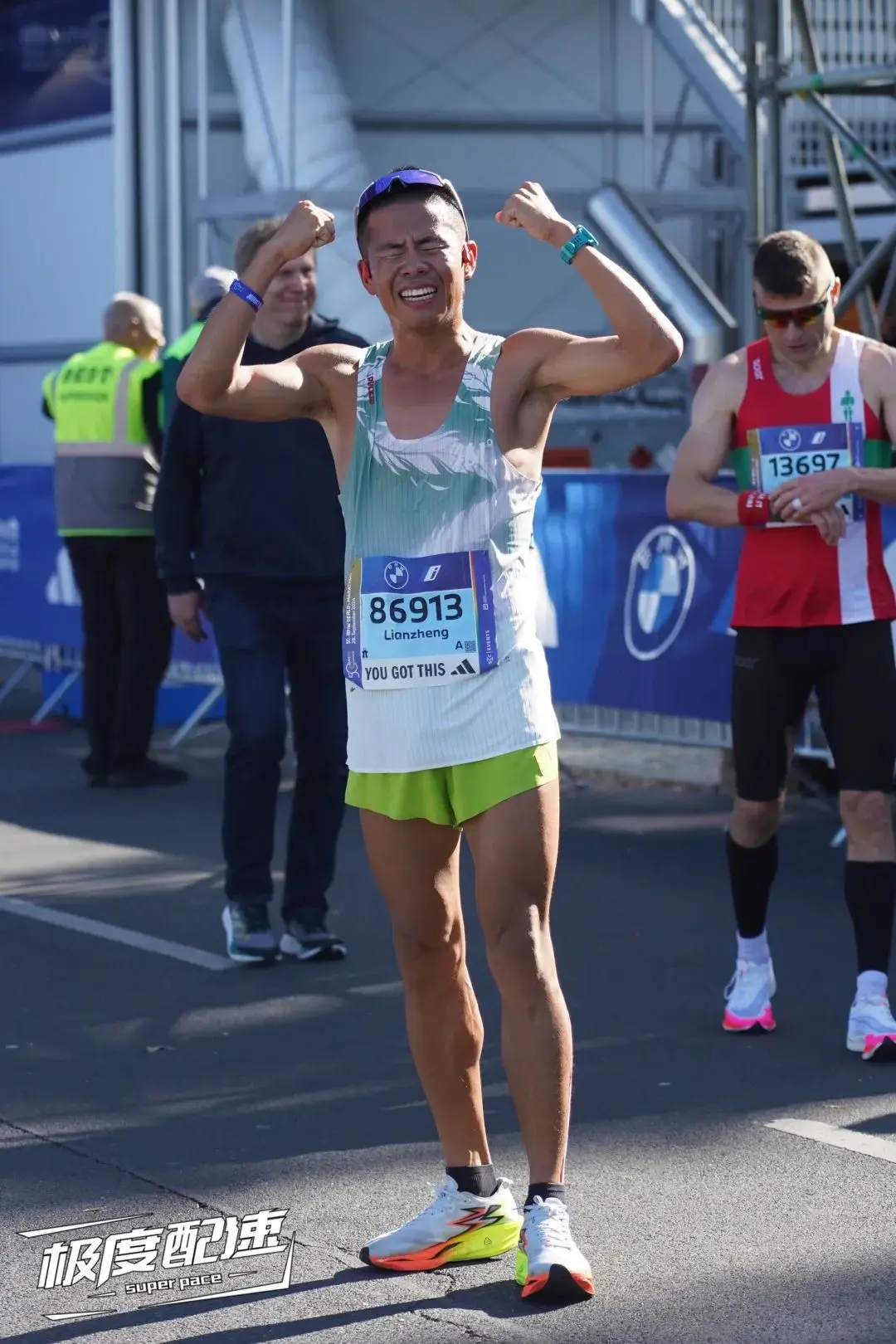 一触即发！田径选手百米争先尽速