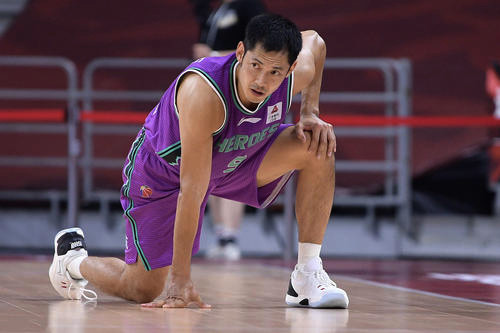 包含火箭队主帅因球员受伤心情低落，呼吁球队团结的词条