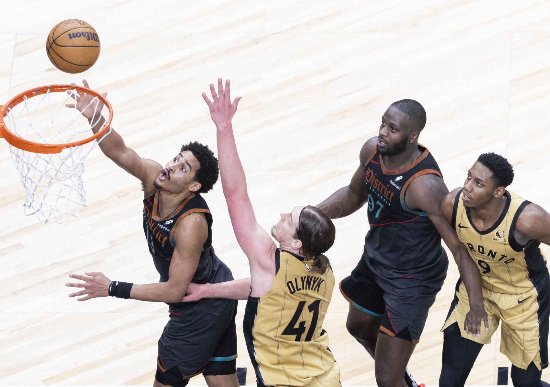 猛龙球员全方位爆发，率队击败活塞稳坐东部第二