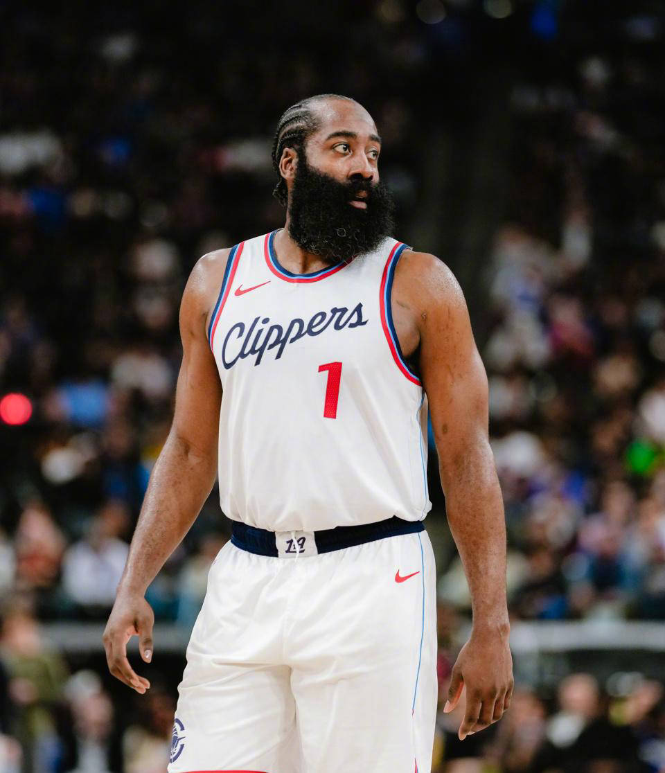 快船惨遭溃败，莱昂纳德孤军奋战难以扭转颓势