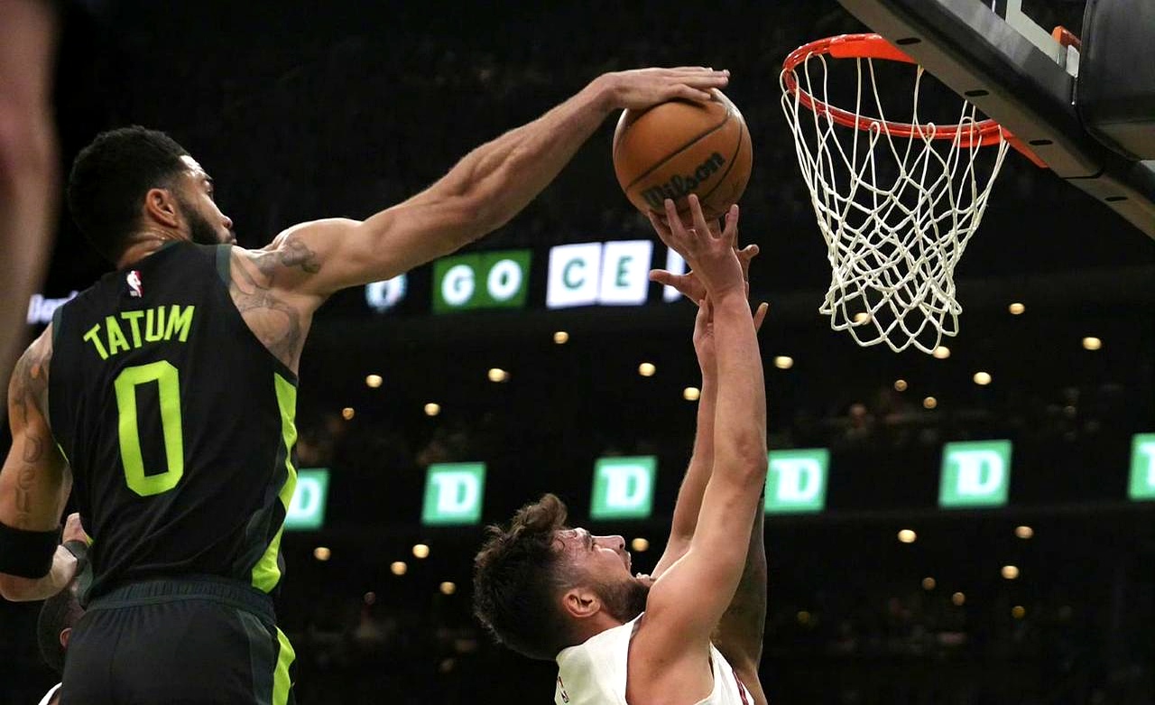 凯尔特人险胜骑士，塔图姆砍下39分